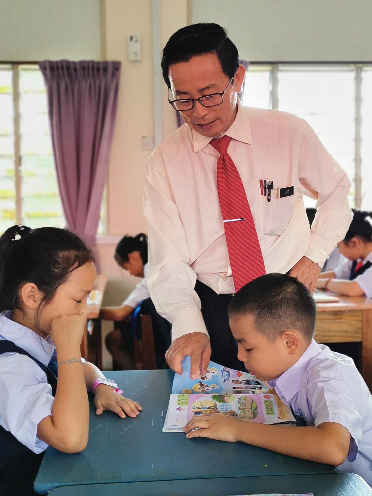 虽是一名校长，但林资凭也亲力亲为，到班上指导学生学习。