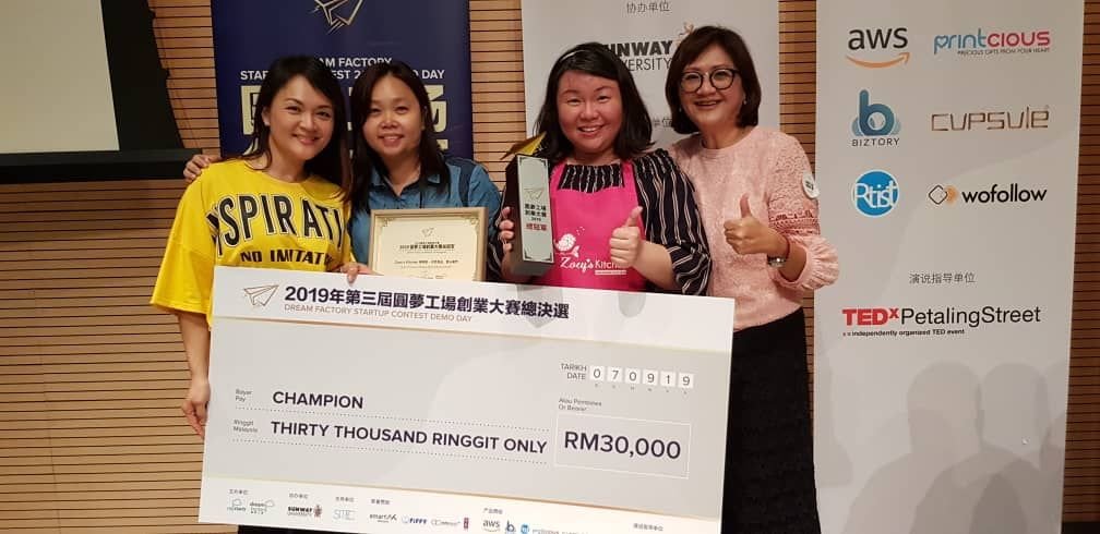 林静敏（左3）在2019年圆梦工场创业大赛中赢得总冠军，获得3万令吉奖金。左起为其合作伙伴周群芳及曾淑丽及导师苏意琴。