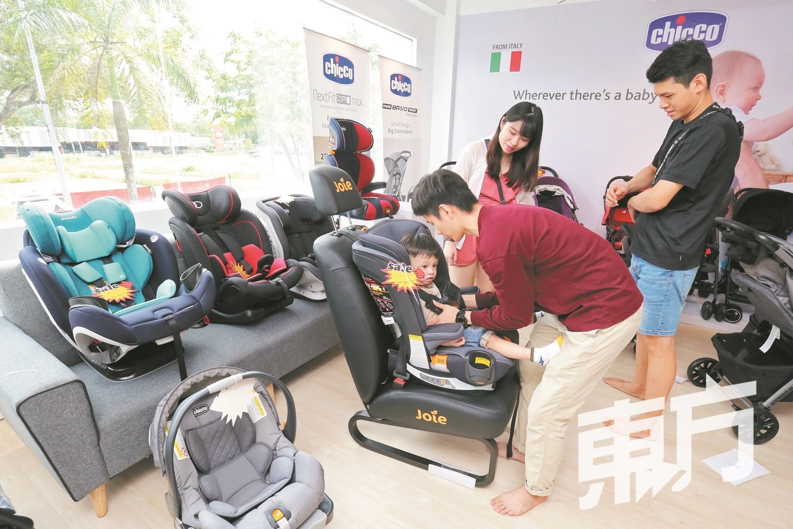 家长受促携带孩童试坐安全座椅，才能了解所购买的座椅是否适合小孩乘坐。（摄影：刘维杰）