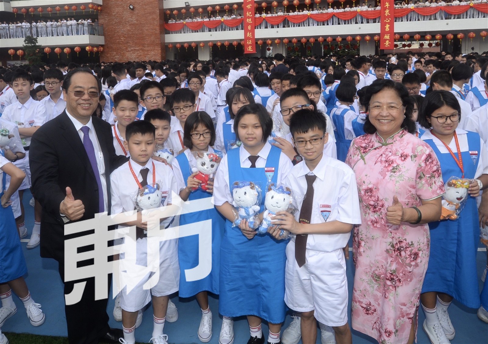 作为新一批加入的“中华人”，隆中华新生从林景清（左）和张梅莲（右）手中接过该校百年校庆吉祥物，礼礼、仪仪、莲莲和慈慈。（摄影：陈启新）