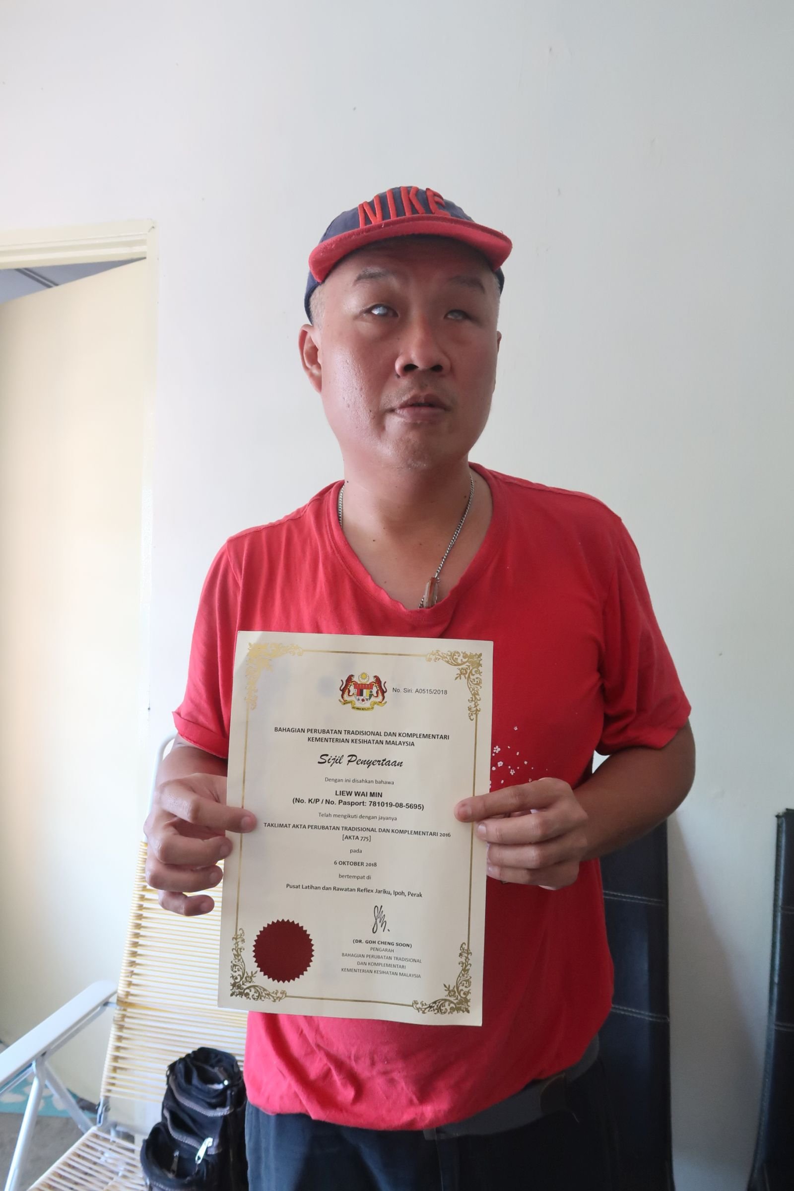 刘伟民持有卫生部传统及辅助医疗单位所认证的证书，按摩和推拿技能受认可。