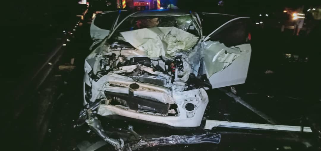 第二輛撞及羅裡的第二國產亞西雅，遭另一方豐田休旅車及摩哆撞及。