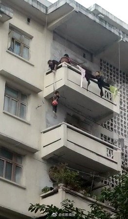 为了救爱猫，老夫妇将7岁孙绑上绳索后，将他垂降到3楼的遮雨台。（图取自微博）