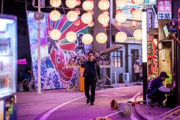 甄子丹说，有时分不出是在日本街头还是布景中拍摄！