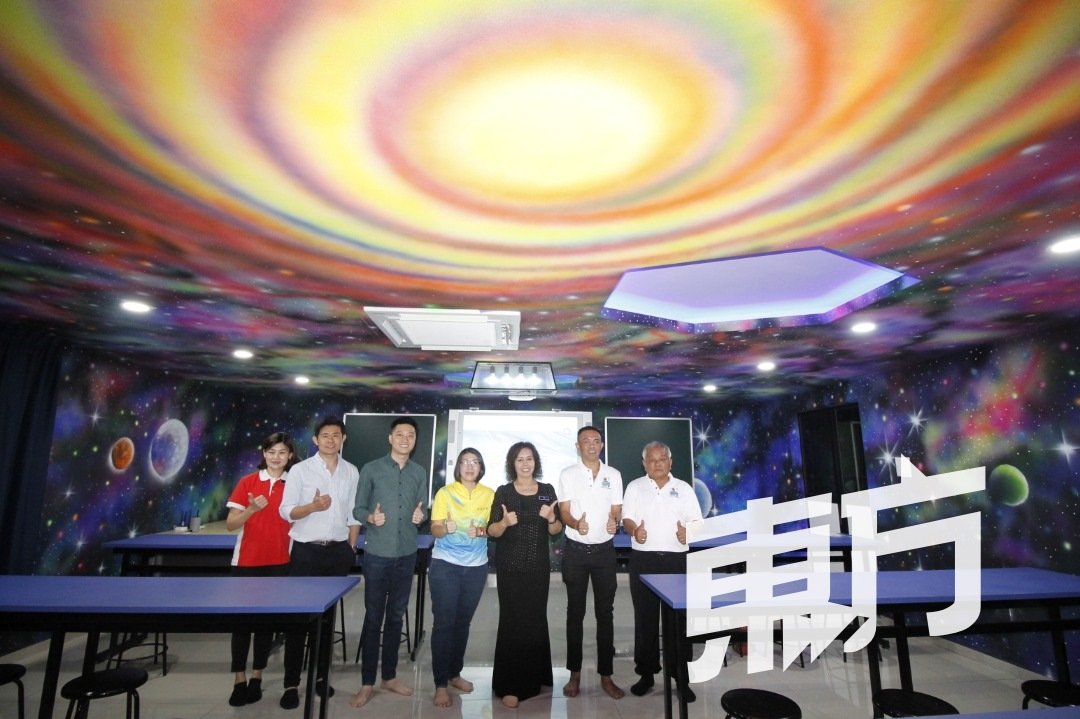 黄优菲（左起）、邱斯荣、锺伟芫、马燕奋、叶蕙钧、杨式丰及陈子铭巡视太空科学教学室的运作后，表示很满意。