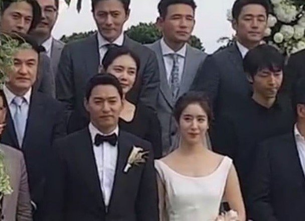 张东健（后排右三）去年6月曾参加朱镇模的婚礼。