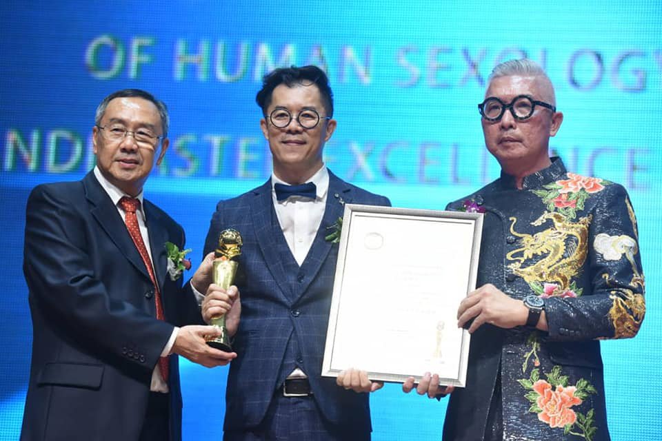 去年底，邱志庠在世界杰出大师颁奖典礼上获大会颁发世界最杰出人类性学大师卓越奖。