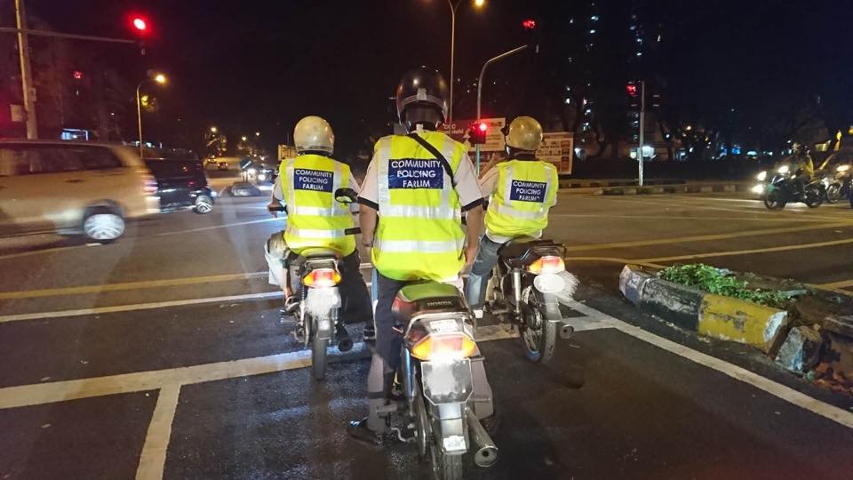 槟城发林金三角人民社警治安队自行组织起来，于夜间进行巡逻，以维持当地治安。（受访者提供）