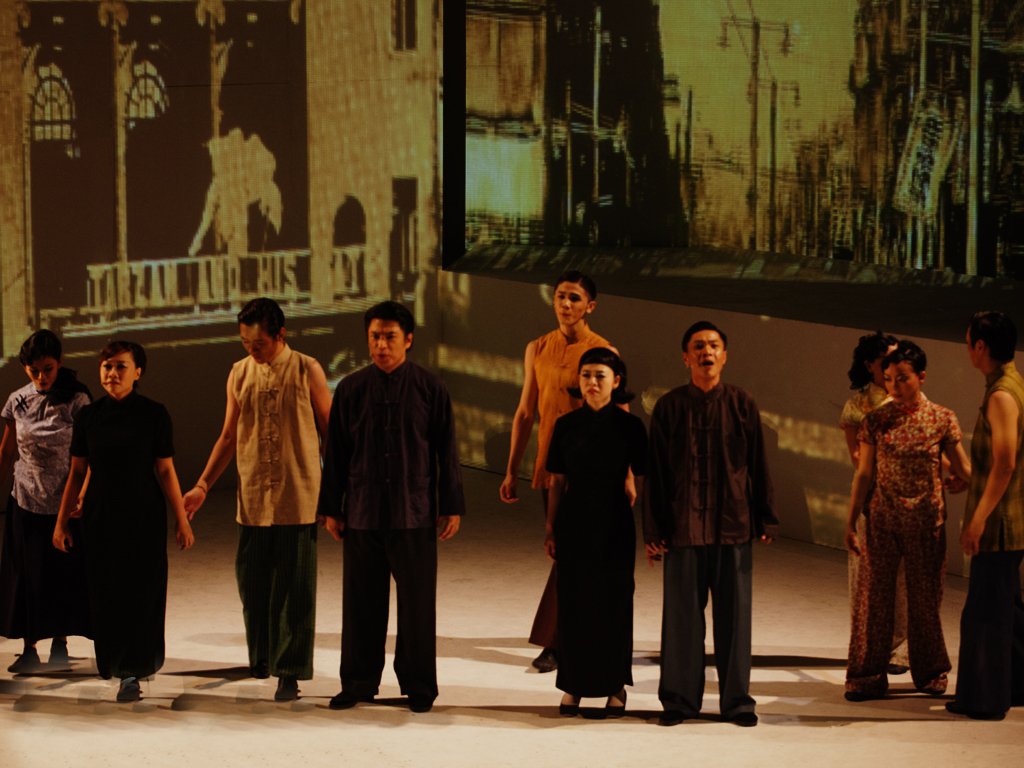 杨伟汉（左4）在2012年演出，当初青涩单纯。时隔8年，在艺术领域的经验和制作技术上更为纯熟，即将带来的《姚莉音乐+剧》会更精辟。