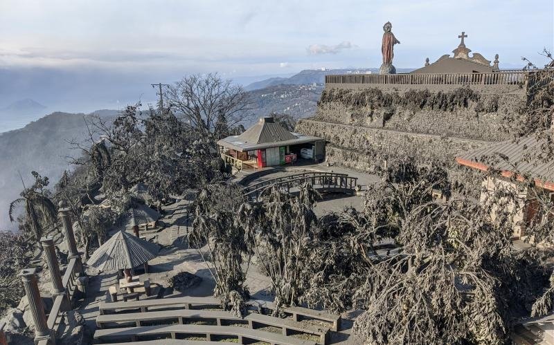 菲律宾塔阿尔火山喷发后，距离火山口15公里的度假胜地大雅台被火山灰覆盖，形成灰濛濛一片。