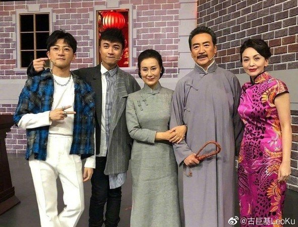 饰演赵薇父母的中国演员寇振海、徐幸以及“雪姨”王琳也一同合照。