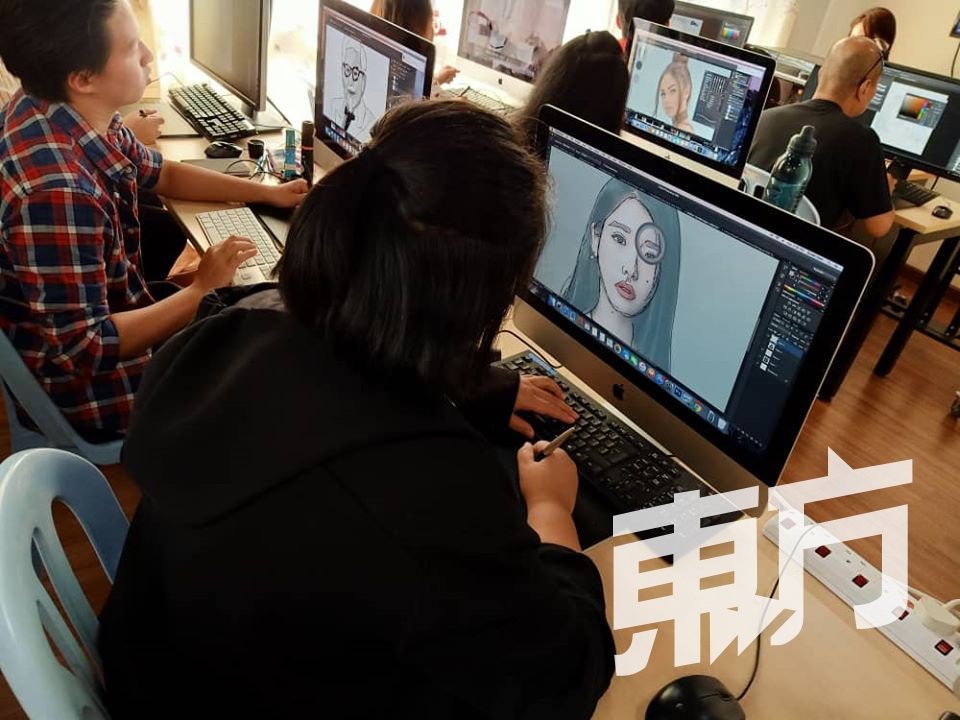 在数码插画（Digital illustration）课程中，老师在第一堂课就让每个学生打开电脑，亲自动手学习使用Adobe Photoshop。
