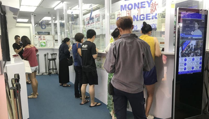 新加坡牛车水珍珠坊一带的兑换商店铺，兑换钱币的人络绎不绝。