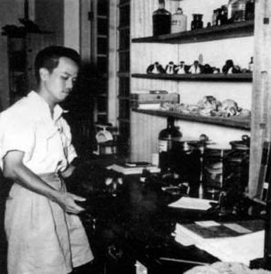 72年前，林武烈摄于医药研究中心（IMR）的恙虫病（Scrub Typhus）部门实验室。考获博士学位后直到1987年退休的10年间，他被借调至世界卫生组织（WHO）印尼办事处，主要负责应对东南亚和南太平洋国家的鼠传疾病。