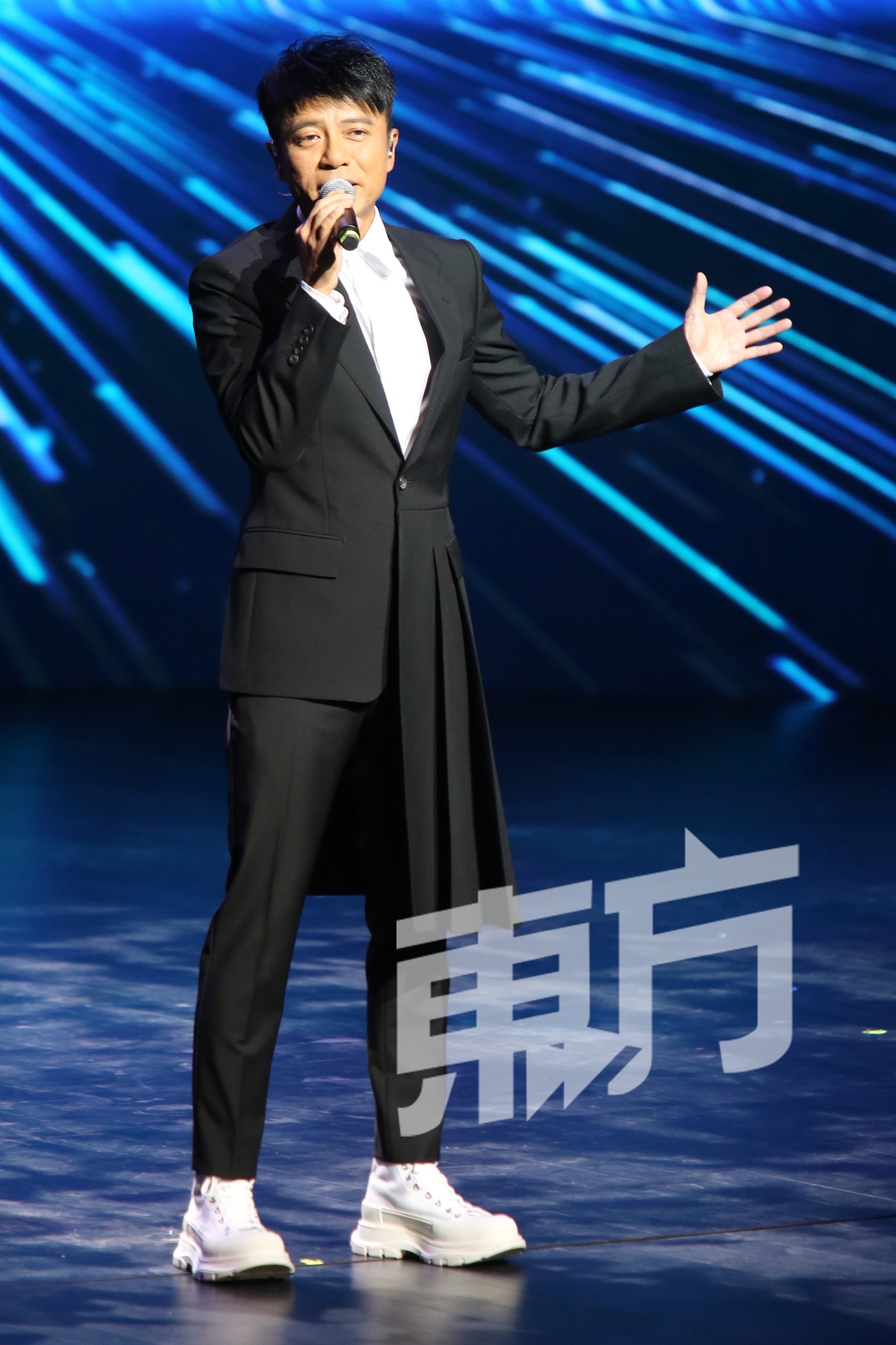 香港著名男歌手李克勤献唱《红日》和《月半小夜曲》，掀起一阵欢呼和呐喊声。