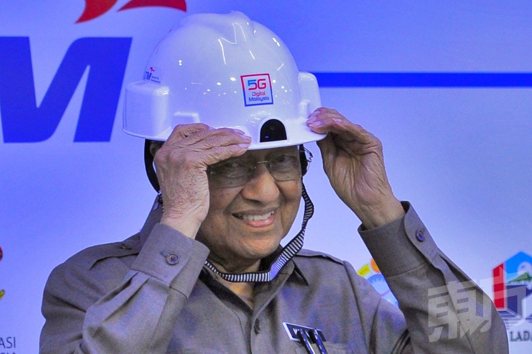 马哈迪试戴TM通讯公司研发的世界首个智能安全帽。