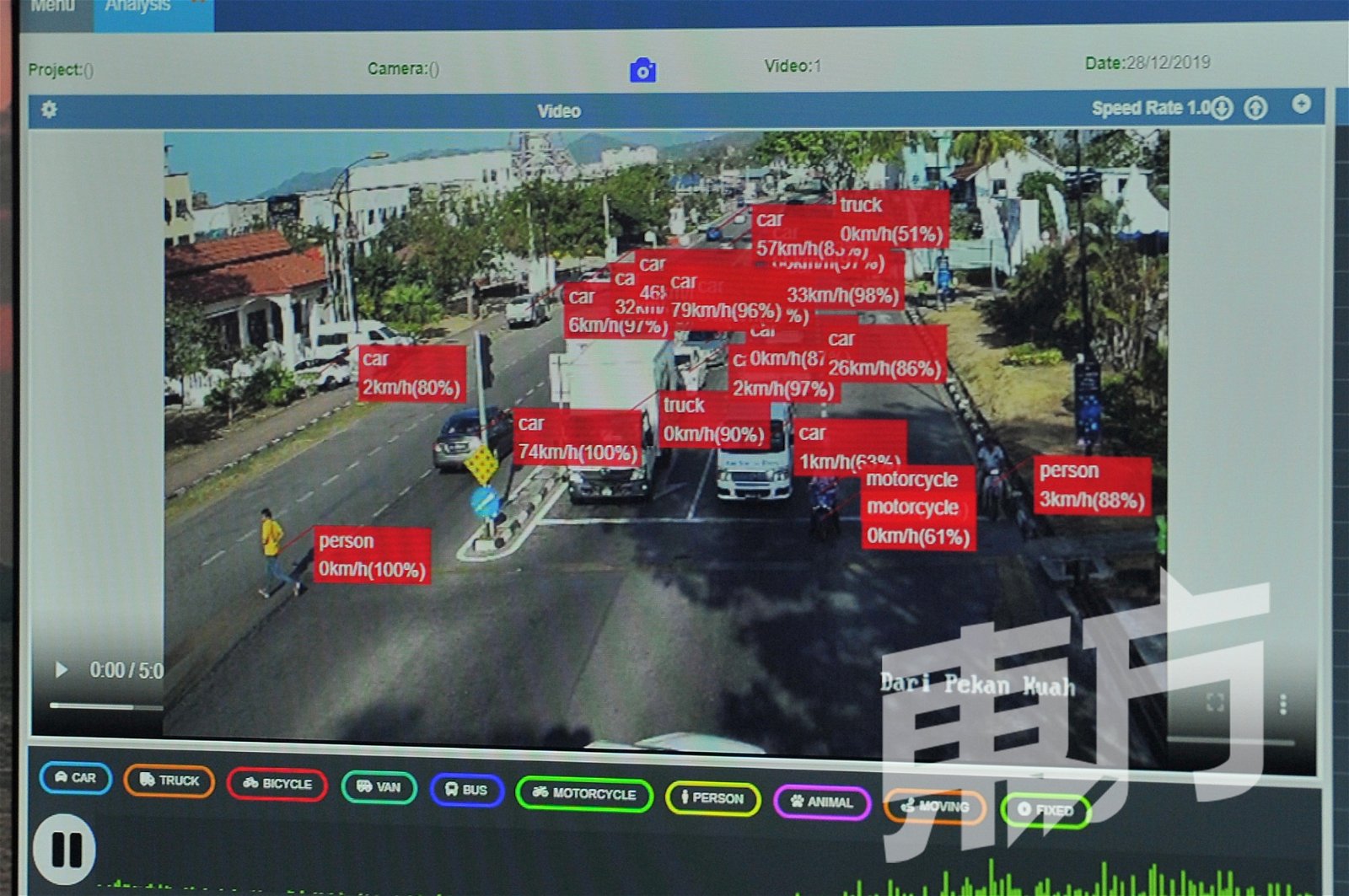 5G指挥中心的荧幕上可显示出汽车、摩哆、火车等交通工具的类型，以及移动速度。（摄影：蔡开国）