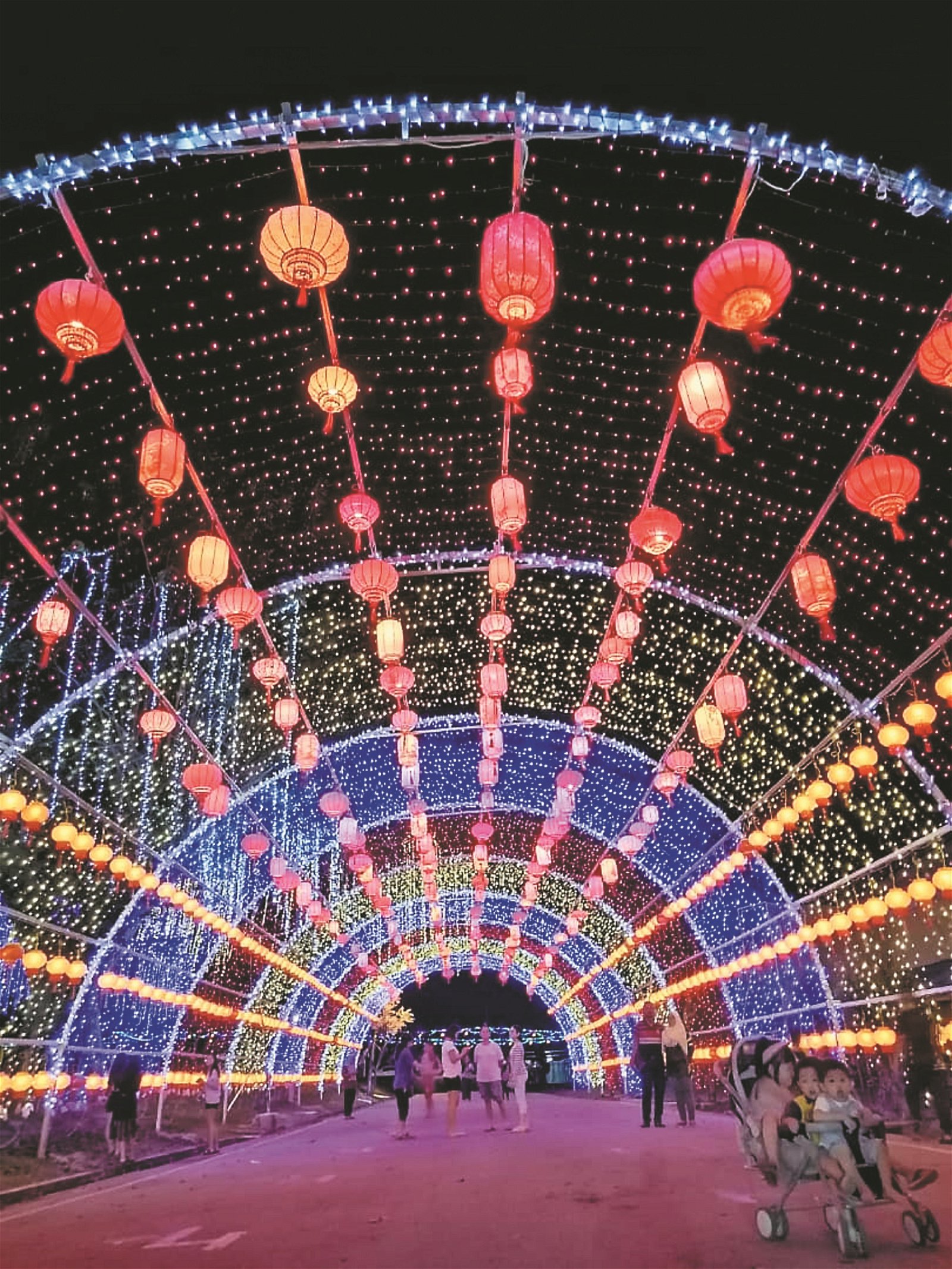 180尺长的灯饰隧道是利民达新春灯饰展的焦点之一。