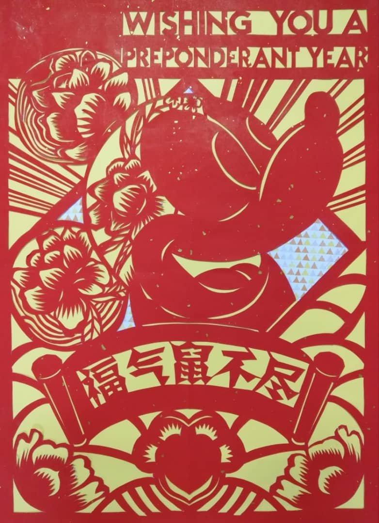 创作者陈国智从事广告设计30年，在设计方面以简约风格和传统瓷具拼成大家熟悉的米奇，主要想表达团圆的美好，也可以用“鼠”的画面应景。