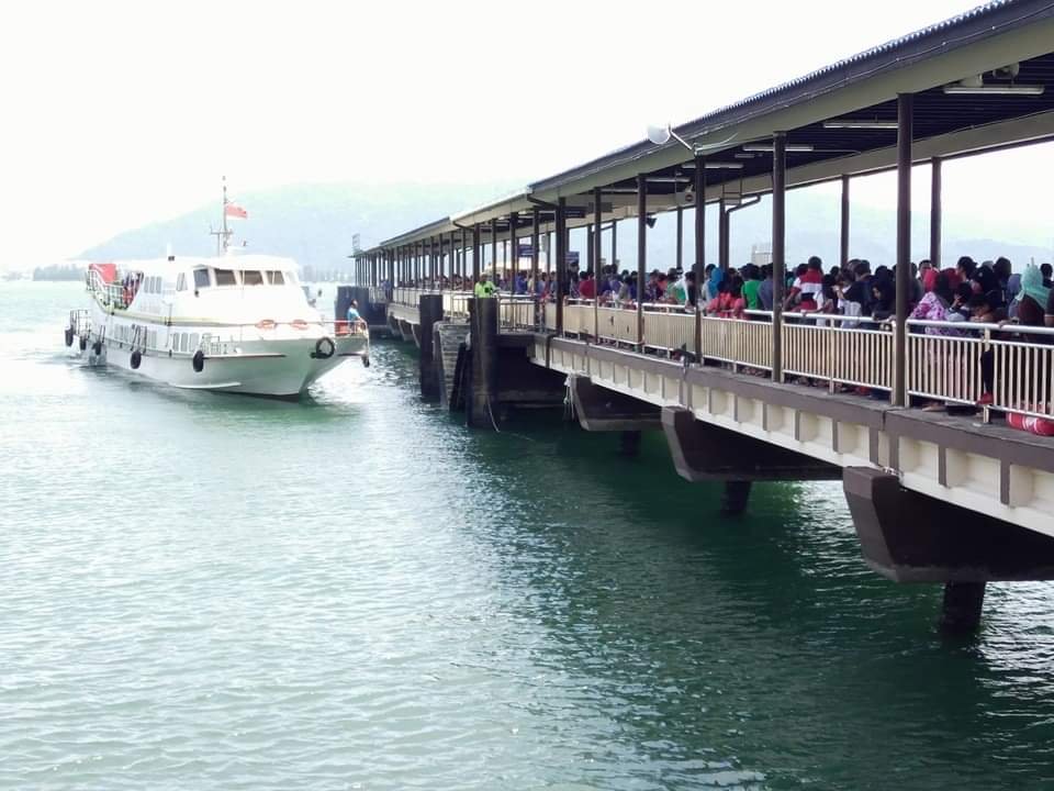 每逢周末假日，邦咯岛码头人满为患，令乘船离岛的岛民需更长时间的等候。
