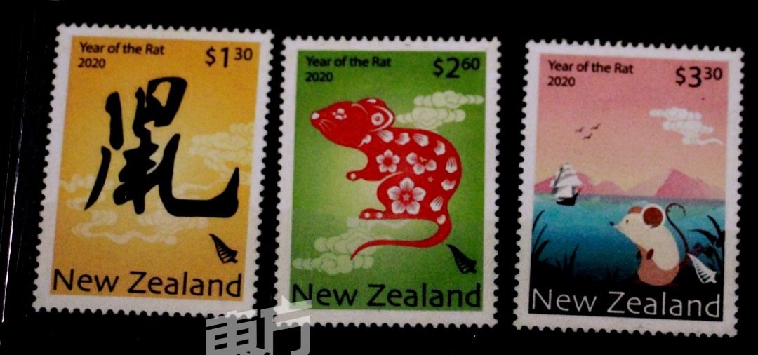 纽西兰的鼠年邮票在设计上沿用书法和剪纸艺术，透出浓厚的农历新年喜庆气氛，设计者还通过描绘最初由欧洲人把老鼠带到了纽西兰，将鼠年及纽西兰联系起来。