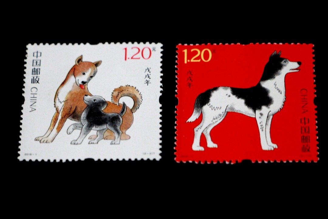 中国《戊戌年》邮票在印制上，采用无墨雕刻工艺，呈现出雕刻版印文凸出纸面却无墨迹的印刷特点，图案层凸起，有手触感。