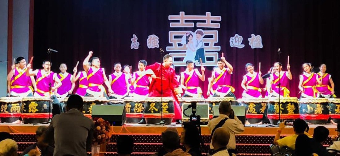 陈志强（前排左2）在其婚礼中和新民独中学生一起呈献廿四节令鼓表演。