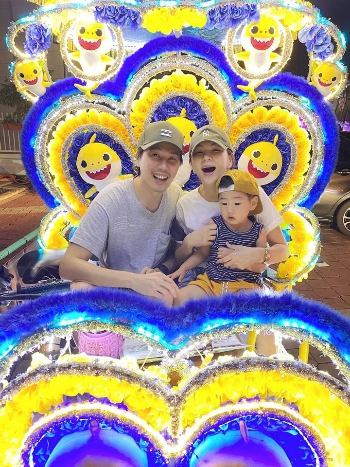 Ella（右起）及赖斯翔带著劲宝坐在黄色鲨鱼宝宝的三轮车上，洋溢著幸福的笑容。 （图取自Ella面子书专页）