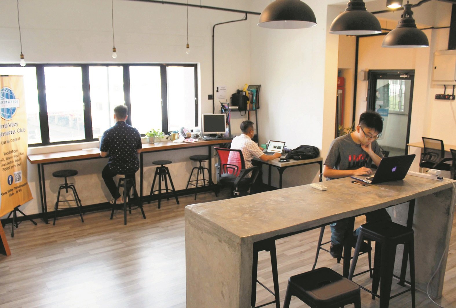除了开放式，让创业者得以进行交流的共用工作空间，INCUBATOR4U也提供一房式的独立办公室租借服务。