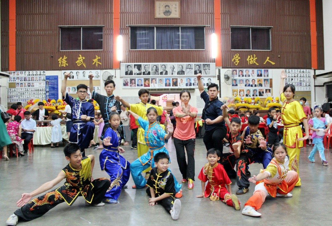 霍静虹（后排左5）在新春团拜上表演结束后，与少年组学员摆出英姿飒爽的霍家拳姿势。