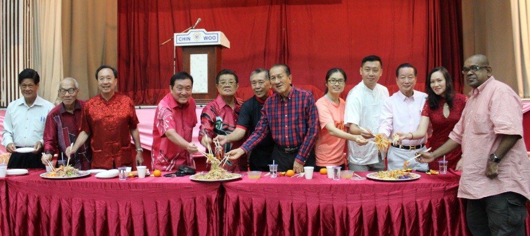霍静虹（左8）与怡保中国精武体育会的理事一同捞生庆新年，左4起为黄家泉及黄保生。