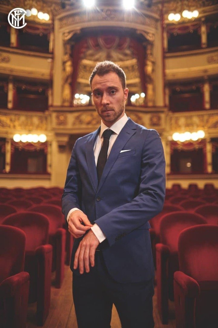 加盟意甲豪门国际米兰后，丹麦中场埃里克森在米兰著名的斯卡拉歌剧院，盛装亮相。（图摘自国际米兰推特）