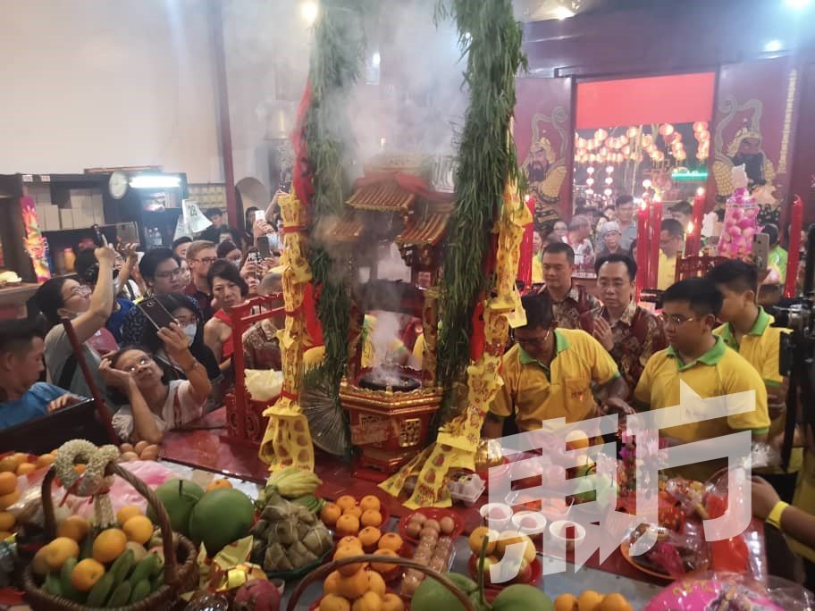 槟城蛇庙的请火仪式在正月初五晚上11时43分左右进行，根据火焰的高度、力度及稳定性预测槟州2020年的经济走势。