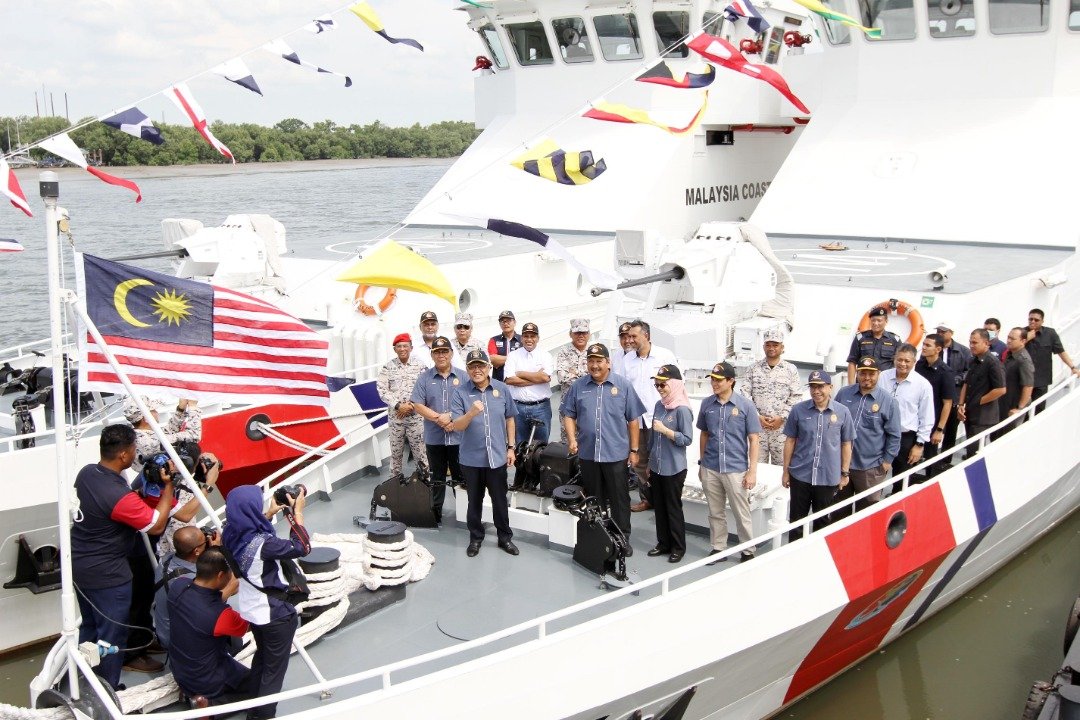 韩沙再努丁到巴生北港Destination船务公司造船厂见证巡逻艇移交仪式，并登船巡视。