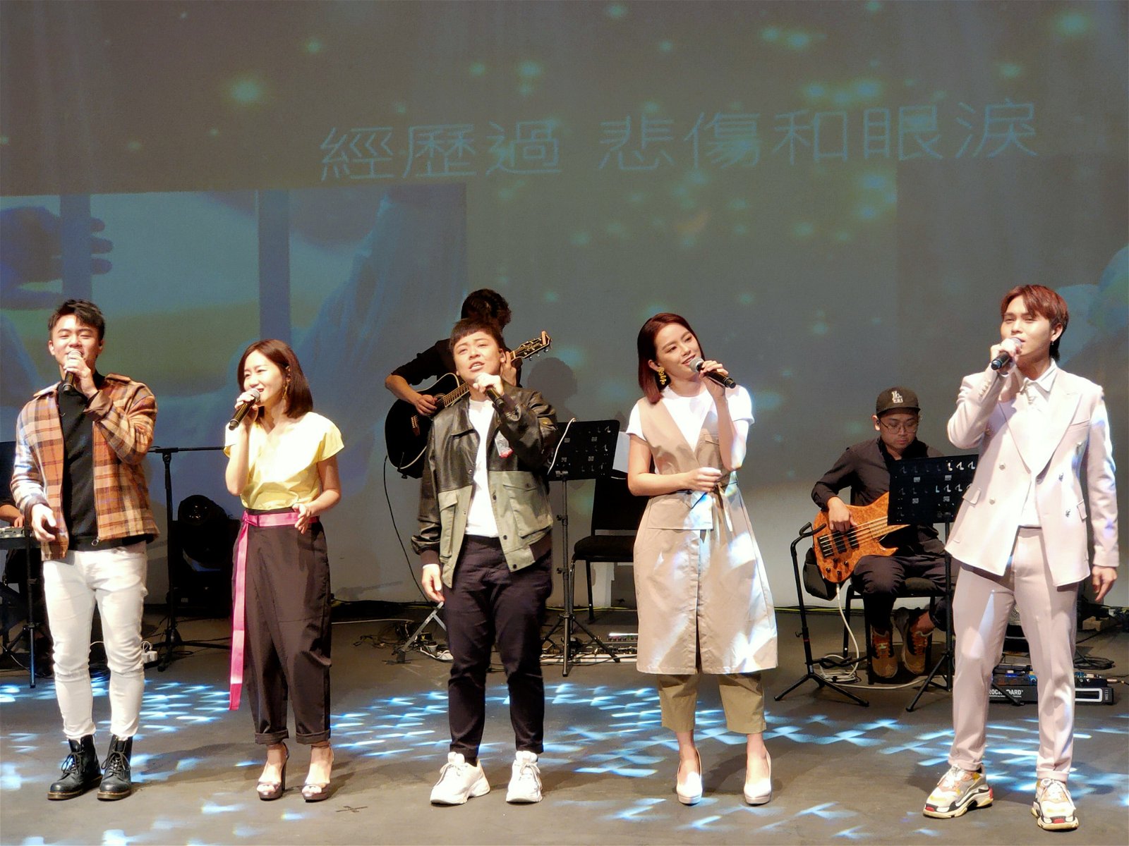 昔日新秀选手周奕斌（左起）、黄毓敏、赵洁莹、曾洁钰和刘界辉合体，首唱新歌《每一个今天》。