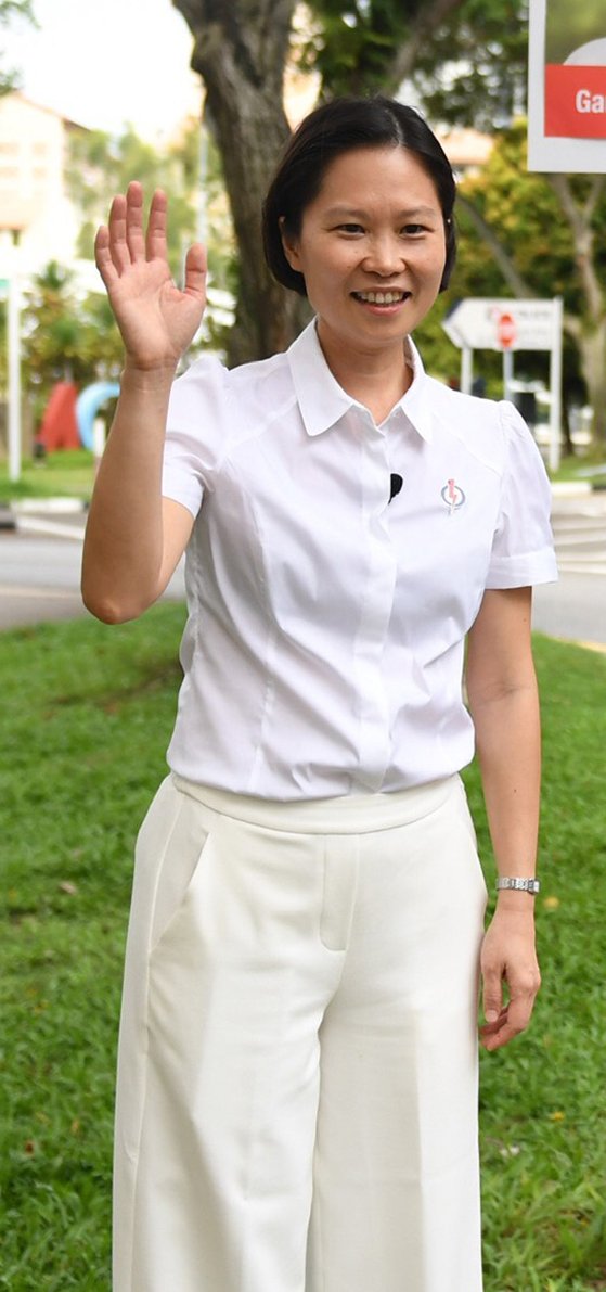 新加坡首位女准将颜晓芳中选玛丽蒙单选区议员，前途备受看好，政治观察家认为她具备潜力升任更高的职务。