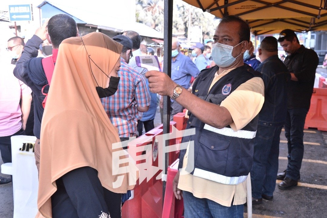 为了管制人潮，秋杰拉惹柏巴刹如今限制开放出入口，并且每名到访的民众都必须测量体温及登记资料。-曾钲勤-