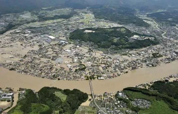 日本多地暴雨成灾，其中熊本县灾情十分严峻。