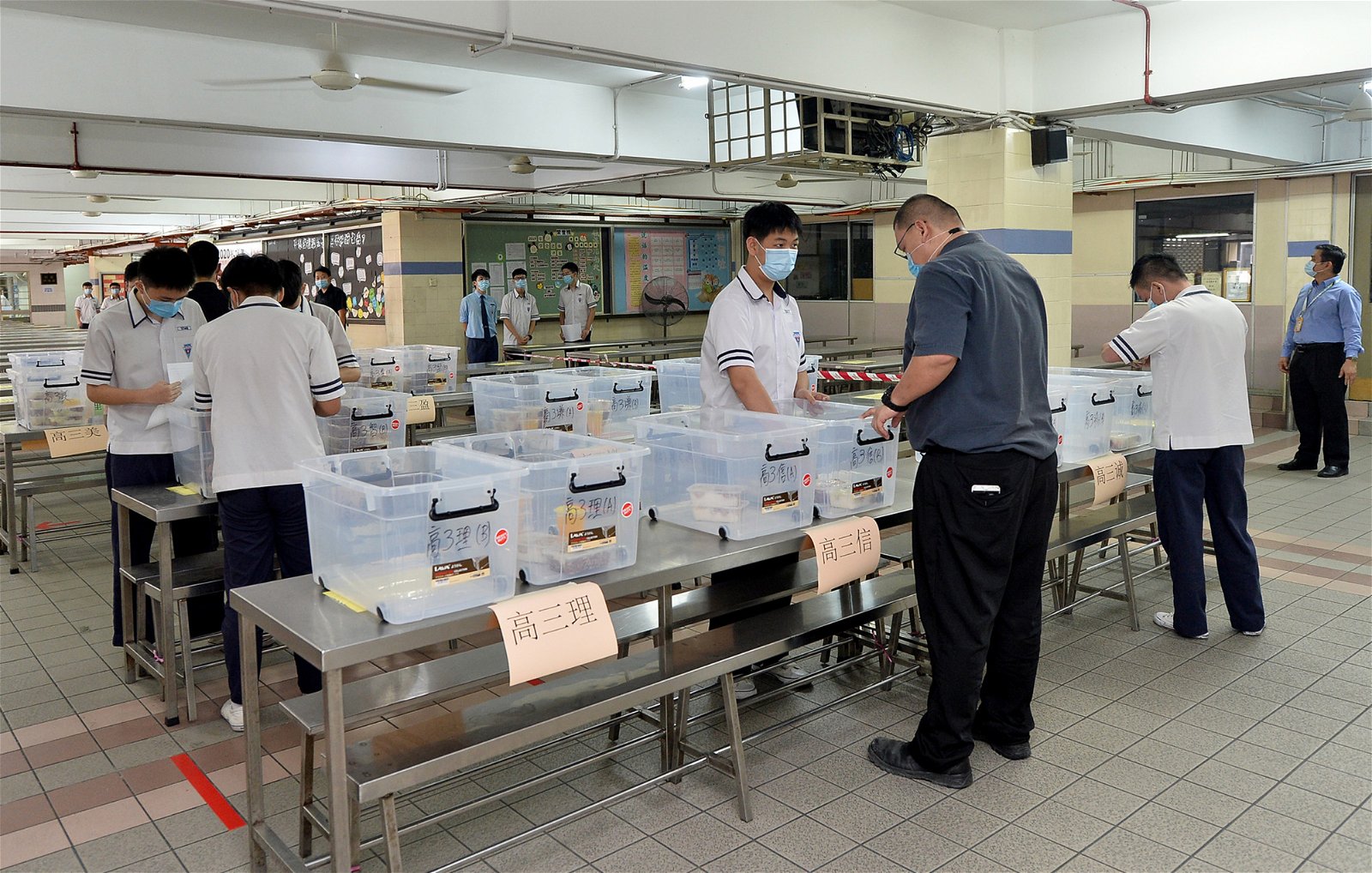 食堂业者会根据学生订购的餐点安排出餐，并会依照班级分配饭盒，学生们在点算完毕后，就会搬回班上，并进行分派。
