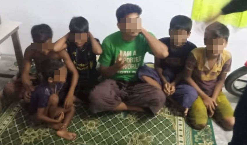 6名被扣的罗兴亚孩童，似乎还不知道发生什么事。