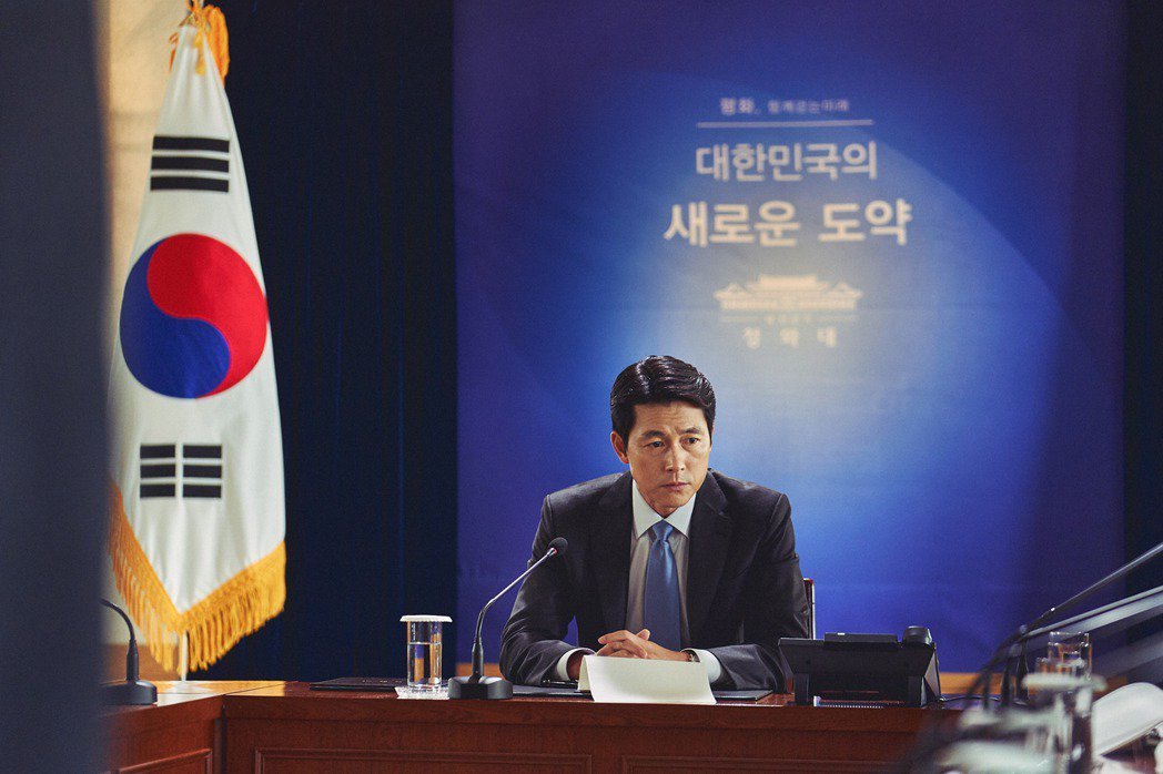 韩国男神代表郑雨盛此次在片中饰演韩国最高领导人。