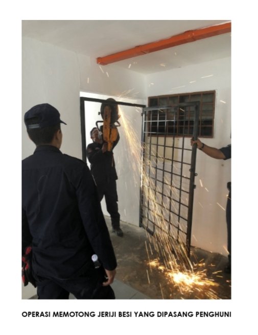 吉隆坡市政局执法人员周一强拆住户在人民组屋或公共组屋走廊安装的铁栏。（吉隆坡市政局提供）