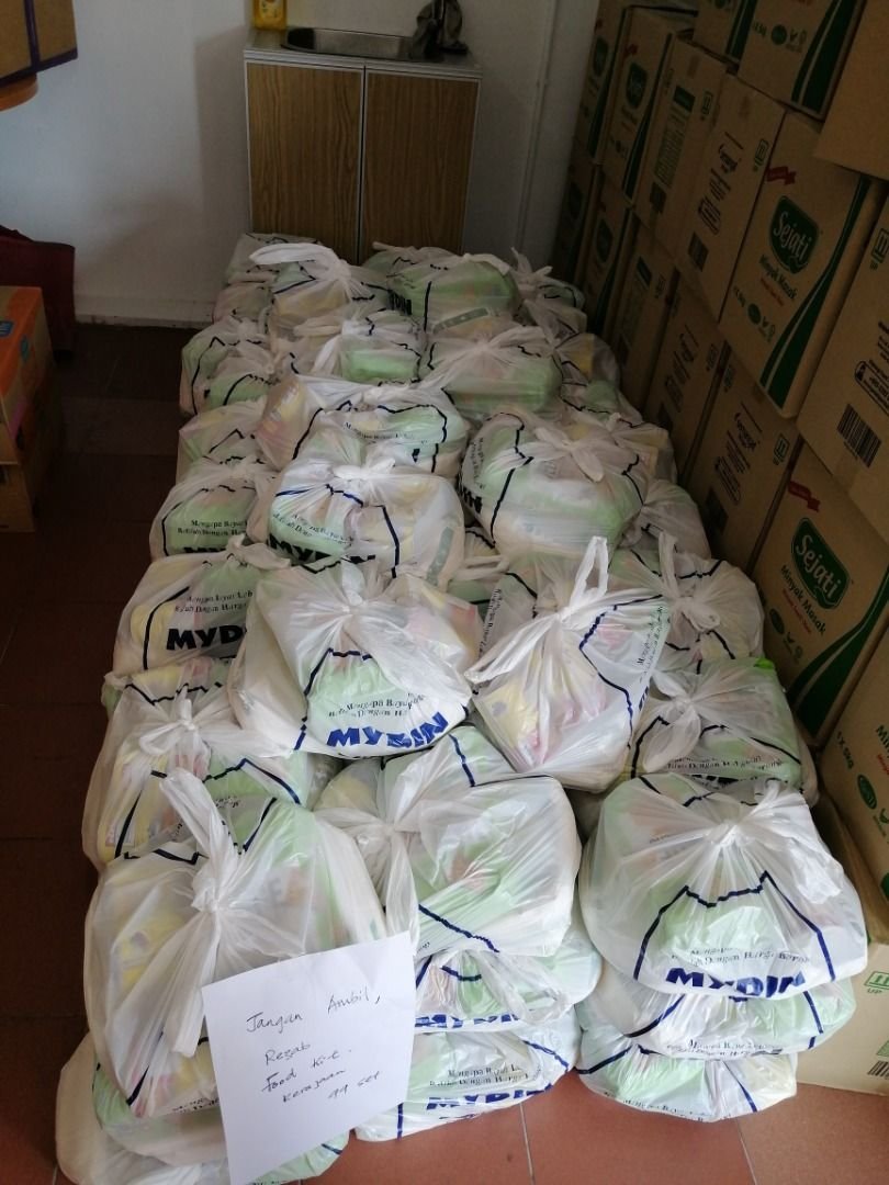 甲州政府仅用塑胶袋，装著要分发的物资。
