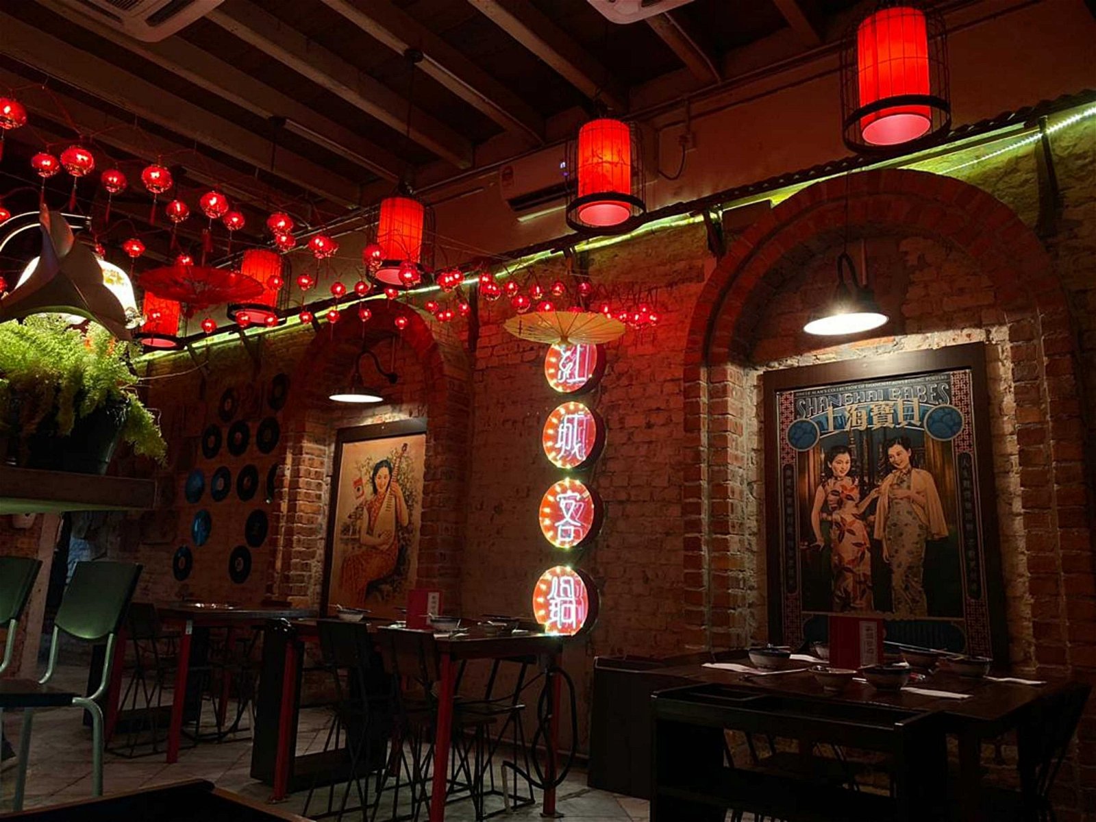坐落在怡保旧街场的“红城客锅”总店，内部是以复古中国风作为装潢。（图由受访者提供）