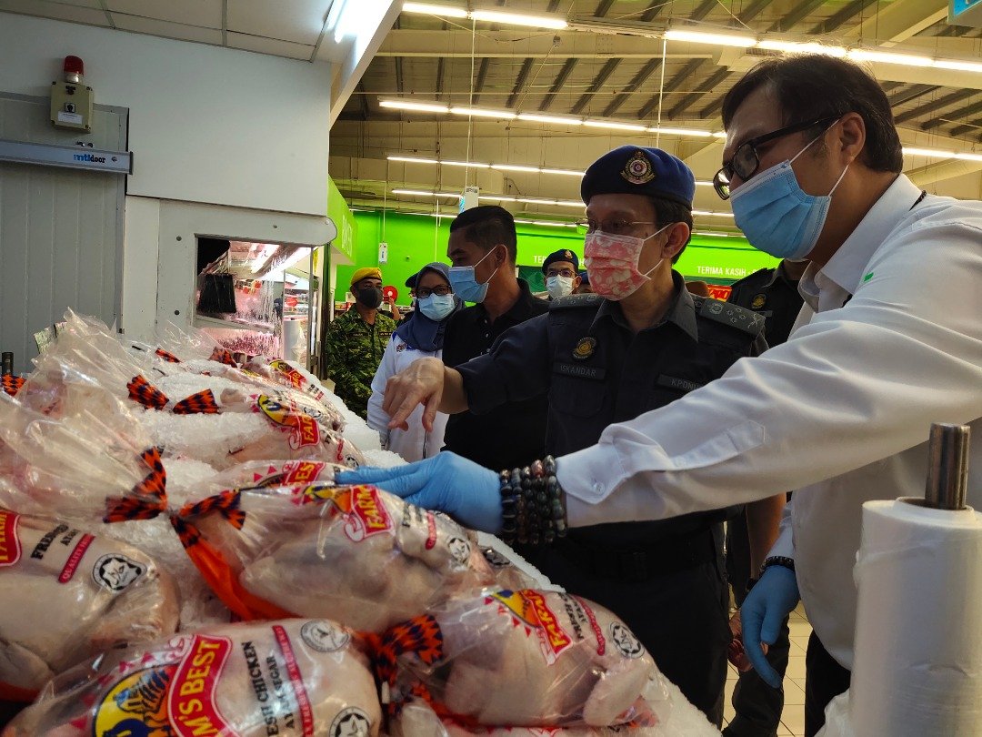 依斯甘达（右2）进行突检时，发现鸡价已涨价50仙至1令吉，贸消部将会展开了解涨价的导因。