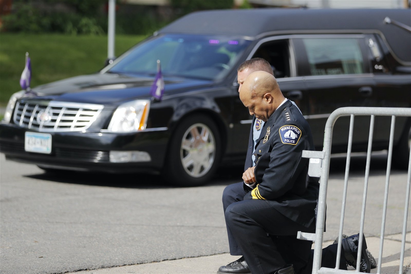 明尼亚波利斯市警察首长阿拉东多率领一众警员单膝下跪，送别弗洛伊德的灵车。