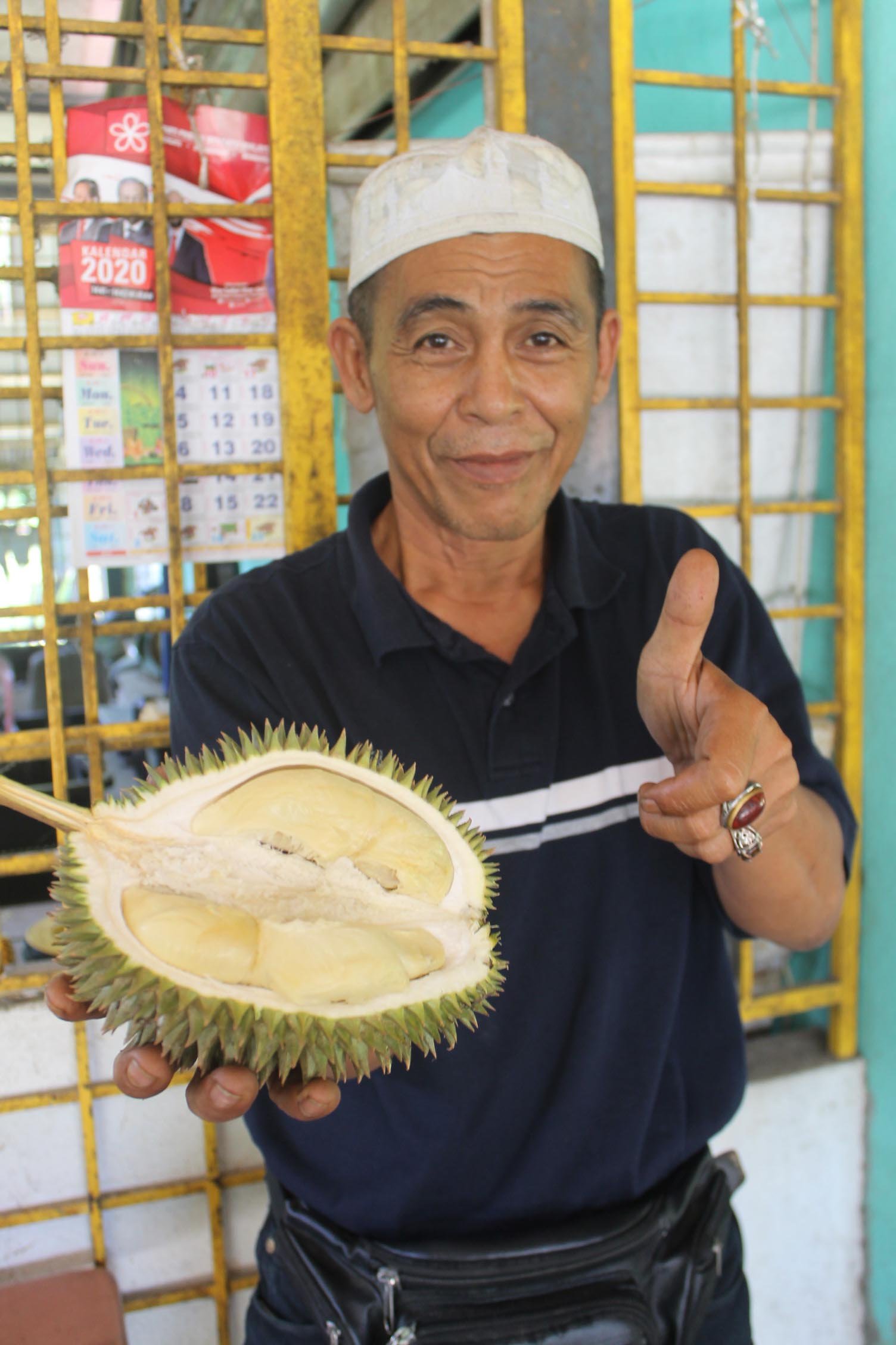 哈斯米竖起拇指，赞扬峇都古劳榴梿口感佳，每年产季都吸引各州的老饕慕名前来品尝果王。