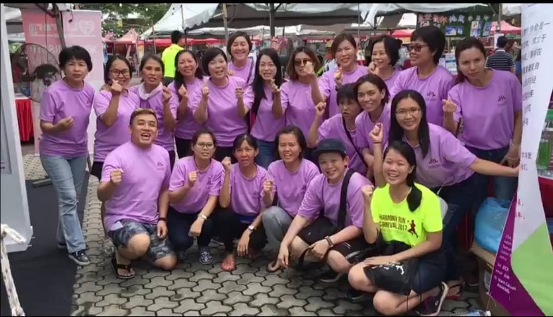 抗癌时陈茹娜（后排左四）加入了癌症互助协会，从中认识到许多癌友，让她见苦知福。