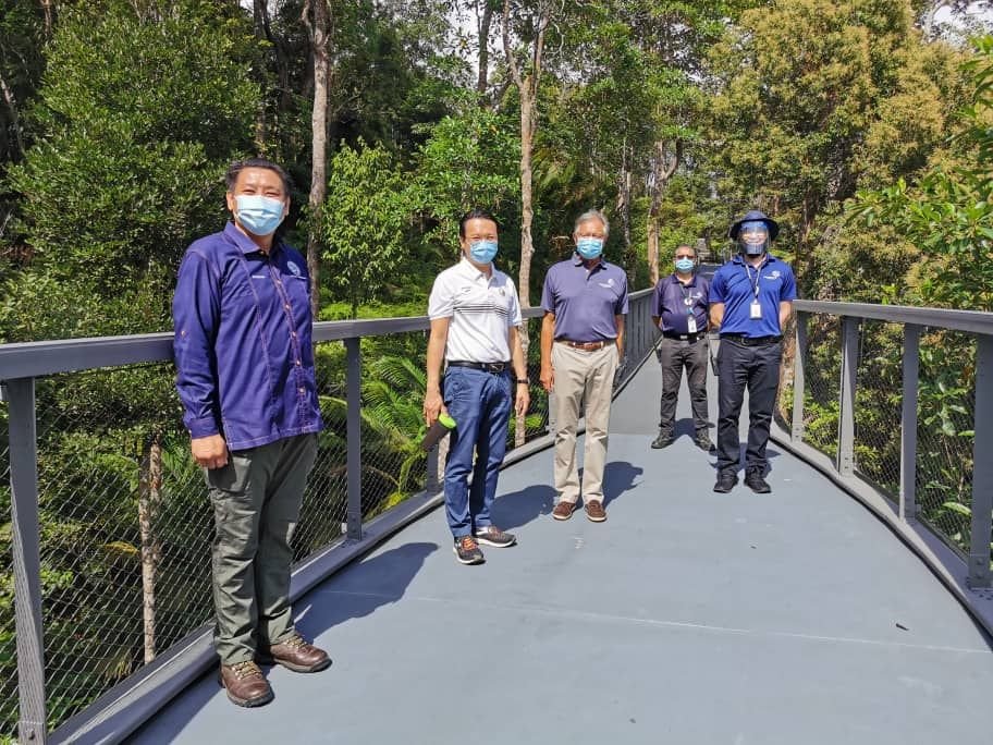 杨顺兴（左2）周日到访升旗山The Habitat生态公园，勘察该园区配合复原期行动管制令所准备的防疫措施。