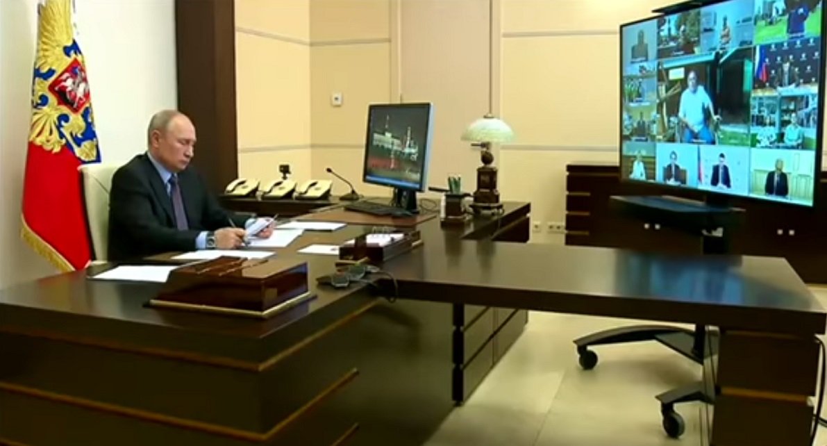 兽医专家达拉基安在一场视讯会议中，将辛巴受虐的事件告诉总统普京（左）。